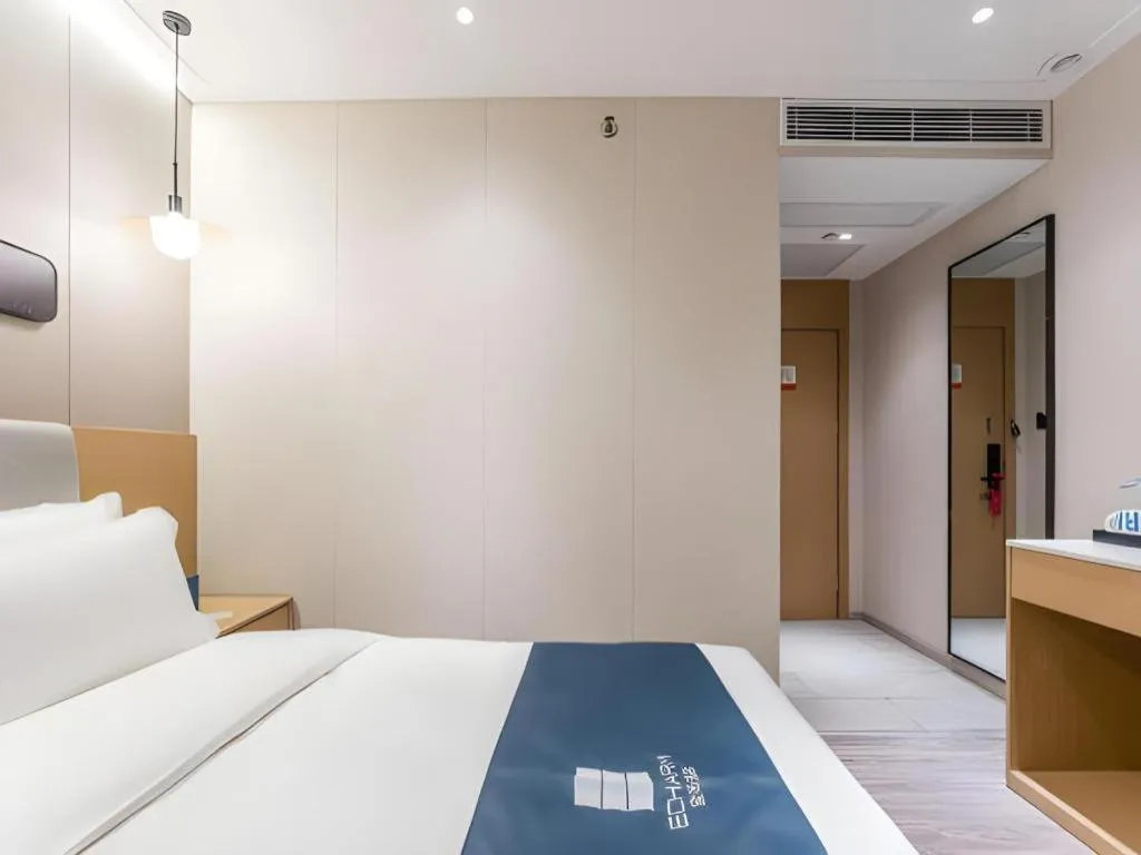 Bed in Echarm Hotel Shanghai North Bund Tilanqiao Metro Station