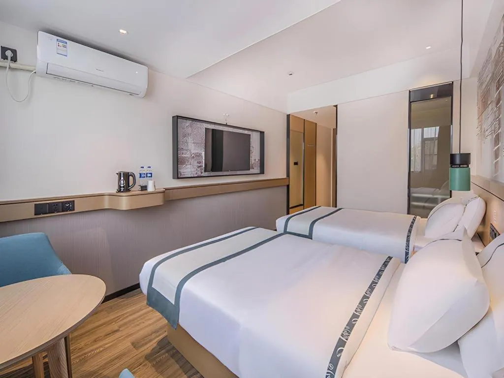 Bed in City Comfort Inn Wuzhou Sanqi City Rose Lake Park