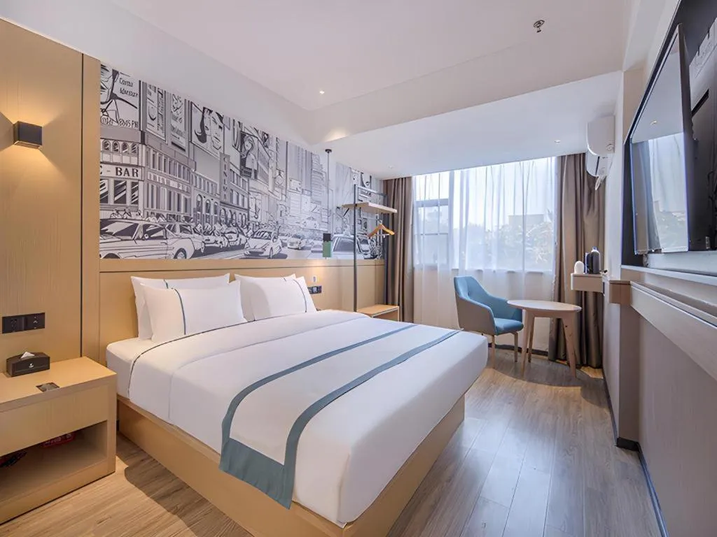 Bed in City Comfort Inn Wuzhou Sanqi City Rose Lake Park
