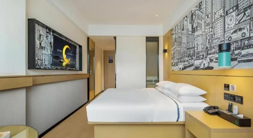 Bed in City Comfort Inn Wuzhou Sanqi City Rose Lake Park