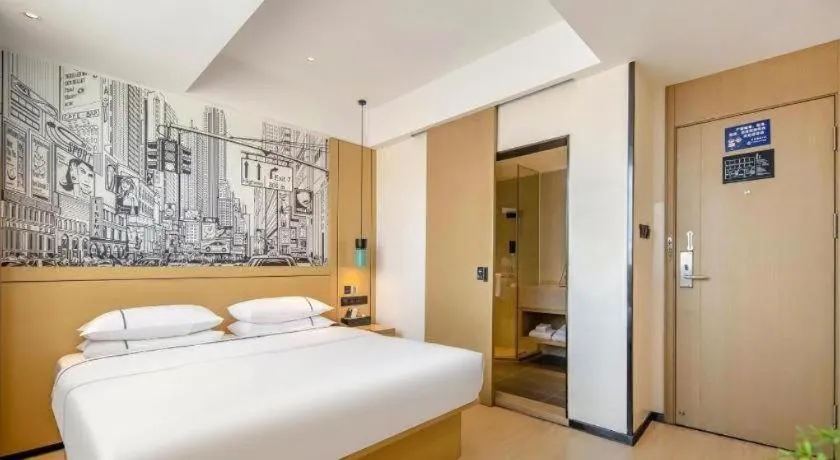 Bed in City Comfort Inn Wuzhou Sanqi City Rose Lake Park