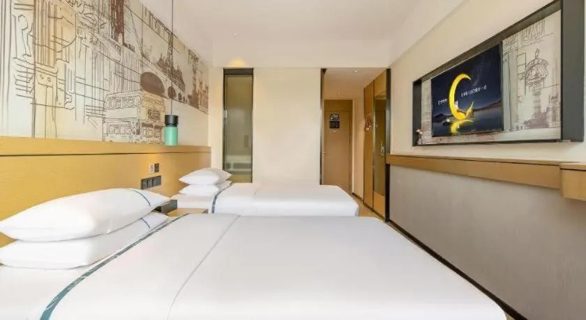 Bed in City Comfort Inn Wuzhou Sanqi City Rose Lake Park