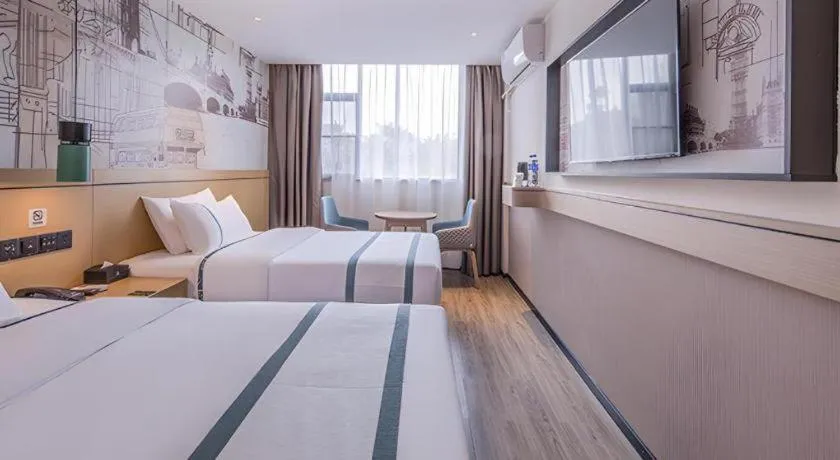 Bed in City Comfort Inn Wuzhou Sanqi City Rose Lake Park