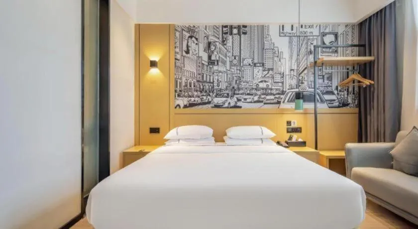 Bed in City Comfort Inn Wuzhou Sanqi City Rose Lake Park