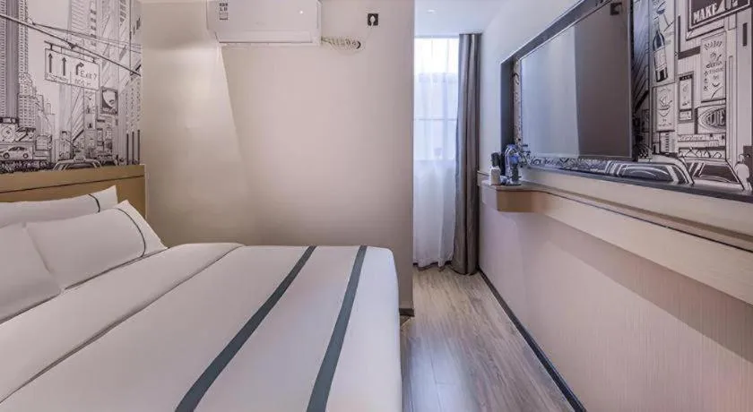 Bed in City Comfort Inn Wuzhou Sanqi City Rose Lake Park