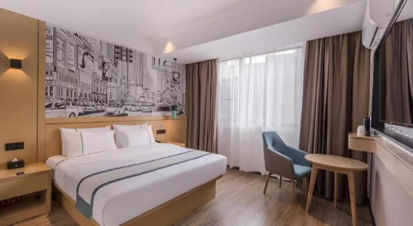 Bed in City Comfort Inn Wuzhou Sanqi City Rose Lake Park