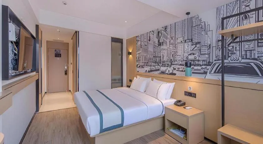 Bed in City Comfort Inn Wuzhou Sanqi City Rose Lake Park