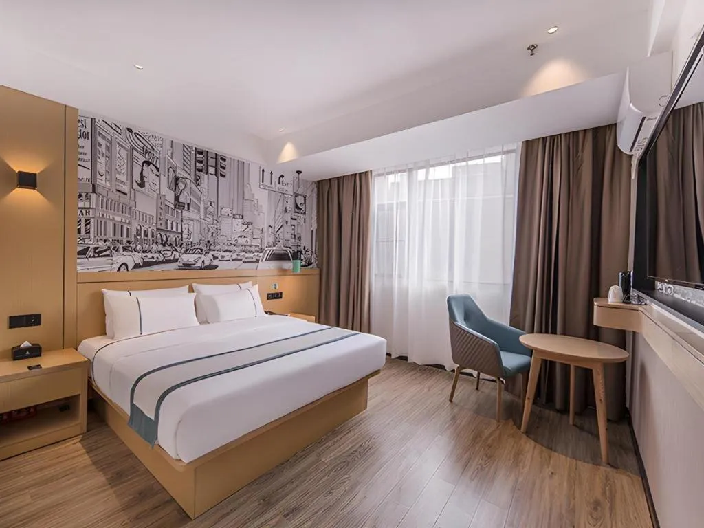 Bed in City Comfort Inn Wuzhou Sanqi City Rose Lake Park