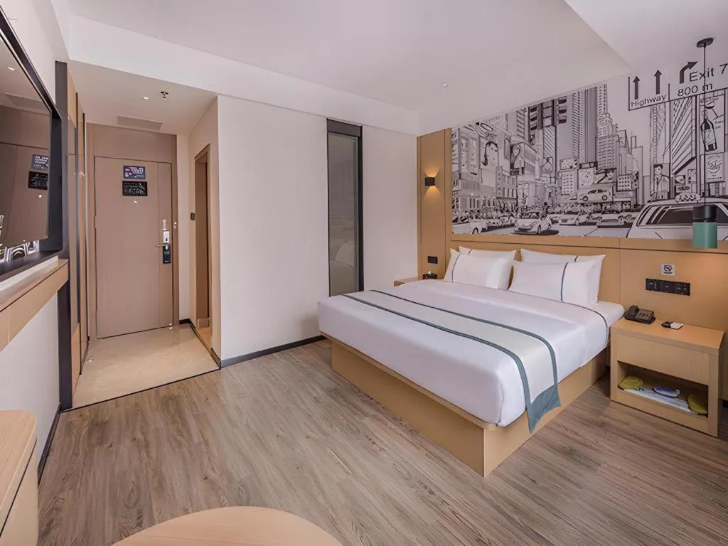 Bed in City Comfort Inn Wuzhou Sanqi City Rose Lake Park