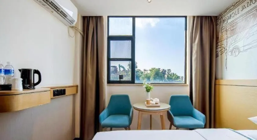 Bed in City Comfort Inn Wuzhou Sanqi City Rose Lake Park