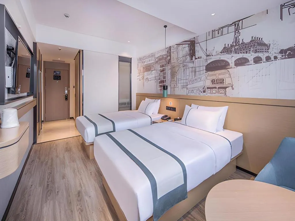 Bed in City Comfort Inn Wuzhou Sanqi City Rose Lake Park