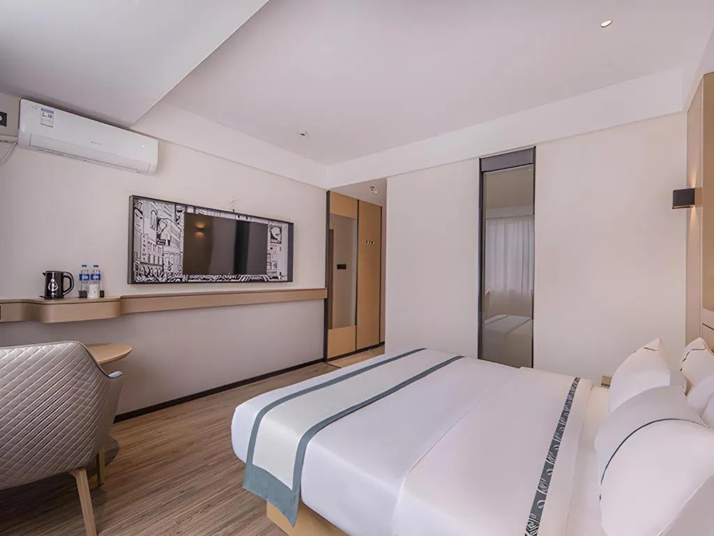 Bed in City Comfort Inn Wuzhou Sanqi City Rose Lake Park