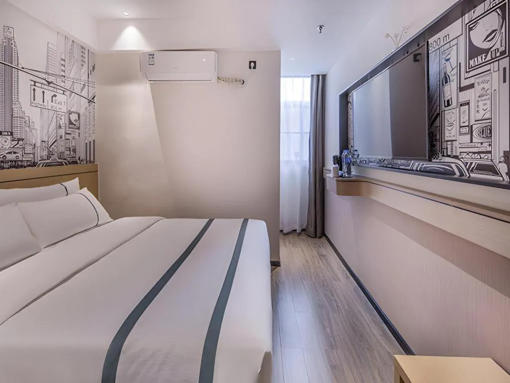 Bed in City Comfort Inn Wuzhou Sanqi City Rose Lake Park