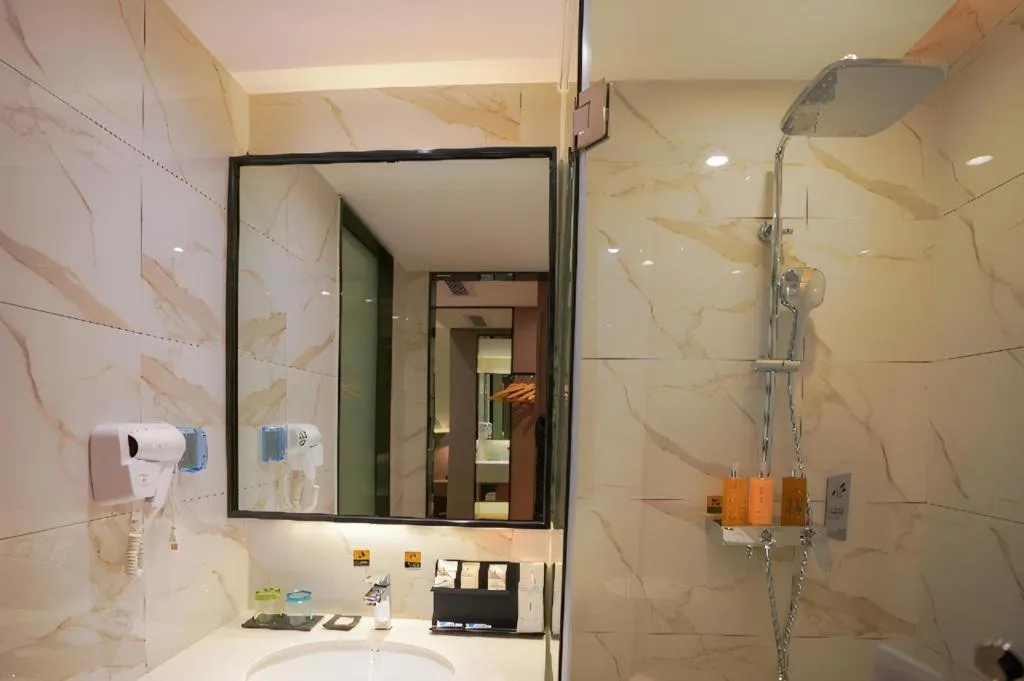 Borrman Hotel Zhonghsan Guzheng Huayi Plaza Light Rail Station