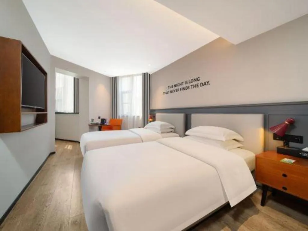 Bed in Premier City Comfort Hotel Wuhan Yellow Crane Shouyi Road Metro Station