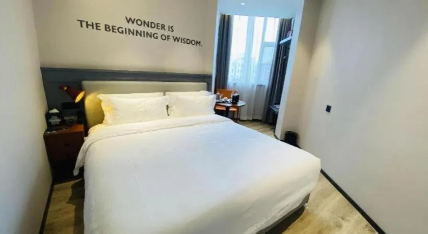 Bed in Premier City Comfort Hotel Wuhan Yellow Crane Shouyi Road Metro Station