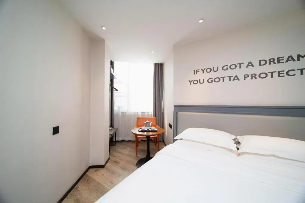 Bed in Premier City Comfort Hotel Wuhan Yellow Crane Shouyi Road Metro Station