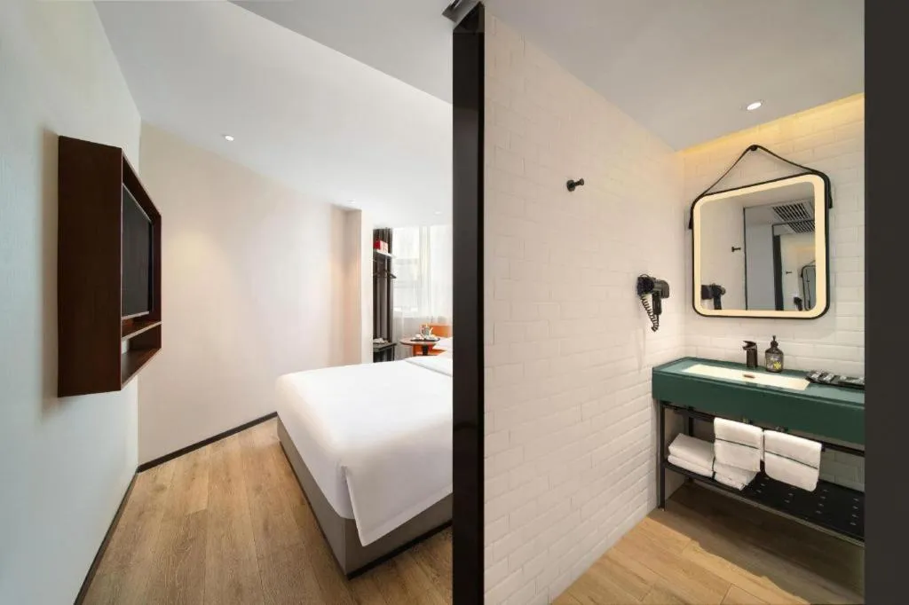 Bed in Premier City Comfort Hotel Wuhan Yellow Crane Shouyi Road Metro Station