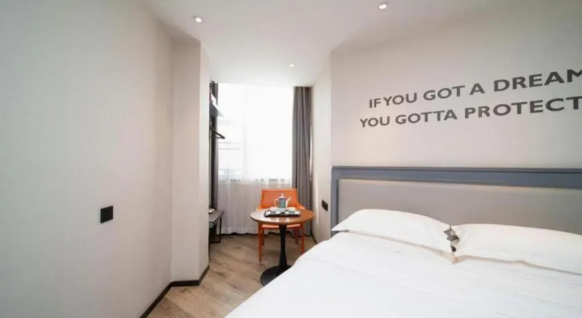 Bed in Premier City Comfort Hotel Wuhan Yellow Crane Shouyi Road Metro Station