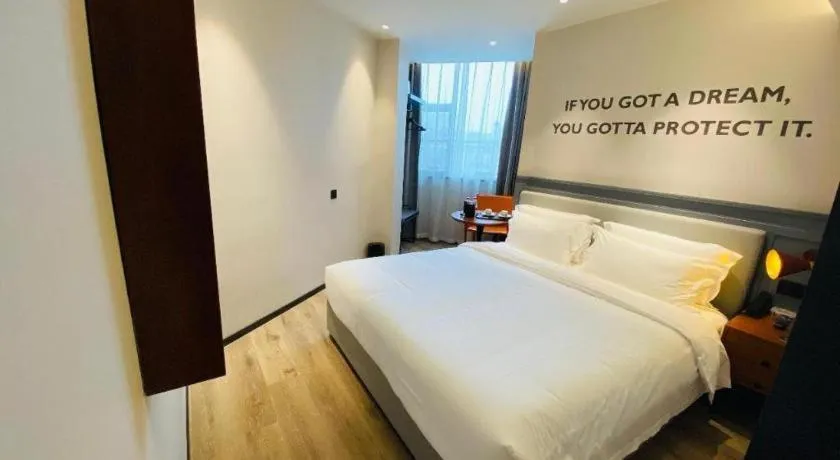 Bed in Premier City Comfort Hotel Wuhan Yellow Crane Shouyi Road Metro Station