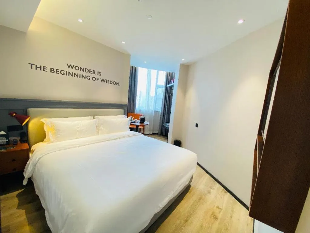 Bed in Premier City Comfort Hotel Wuhan Yellow Crane Shouyi Road Metro Station