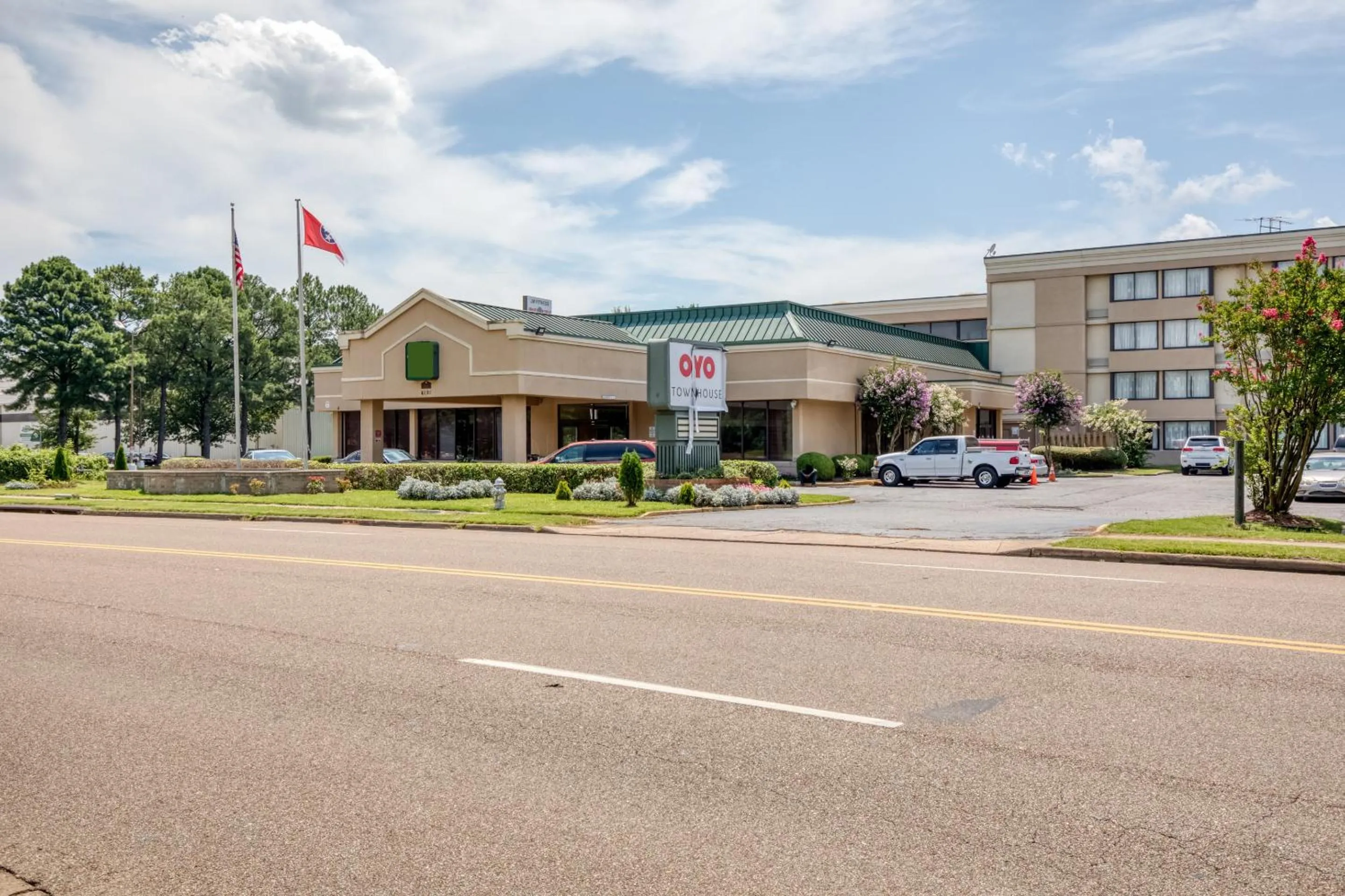 Facade/entrance in OYO Hotel Memphis TN I-40