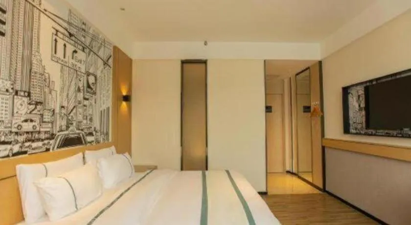 Bed in City Comfort Inn Shaoguan Biguiyuan Phoenix City Gold Village