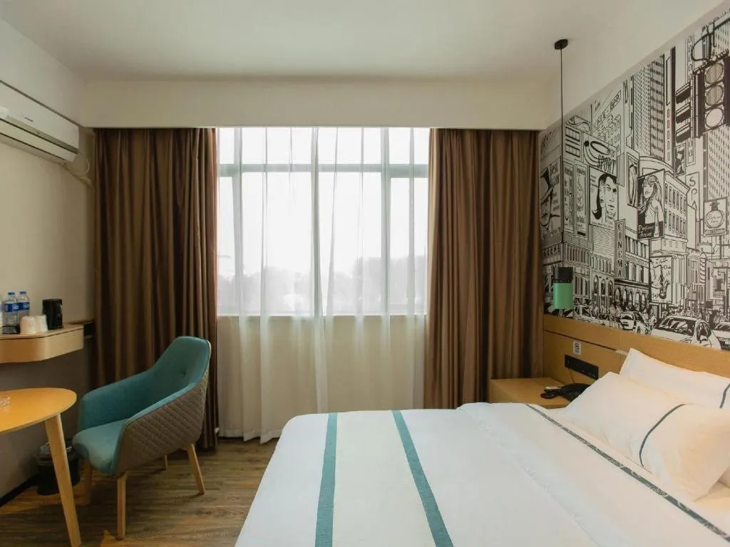 Bed in City Comfort Inn Shaoguan Biguiyuan Phoenix City Gold Village