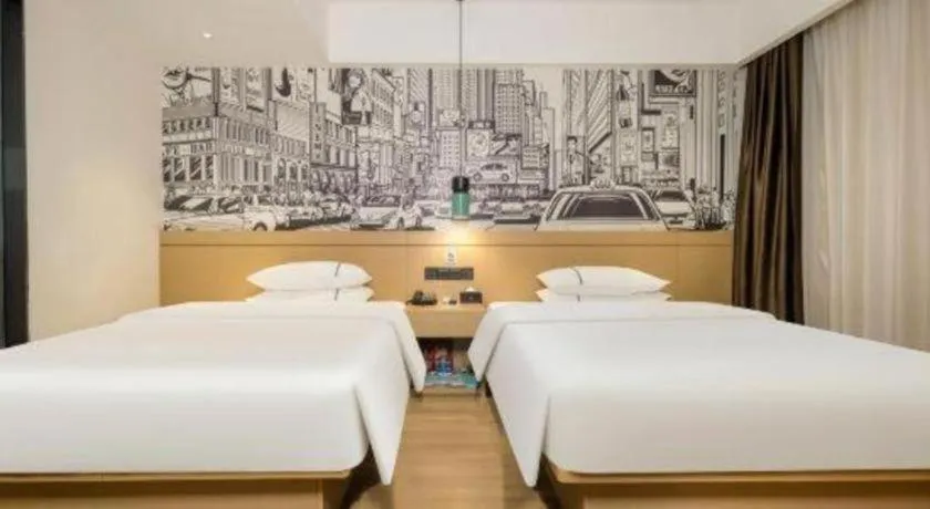 Bed in City Comfort Inn Wuzhou Sun Plaza Wanda