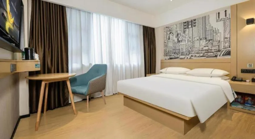 Bed in City Comfort Inn Wuzhou Sun Plaza Wanda