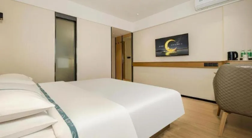 Bed in City Comfort Inn Wuzhou Sun Plaza Wanda