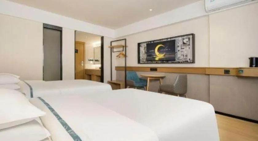 Bed in City Comfort Inn Wuzhou Sun Plaza Wanda