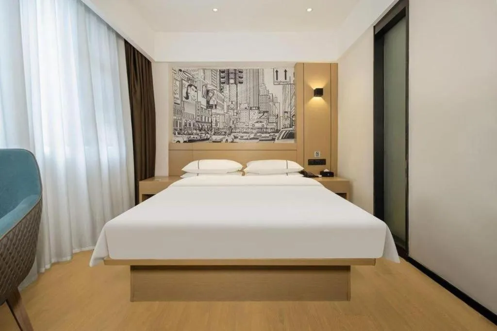 Bed in City Comfort Inn Wuzhou Sun Plaza Wanda