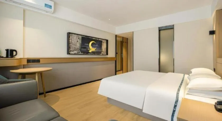 Bed in City Comfort Inn Wuzhou Sun Plaza Wanda