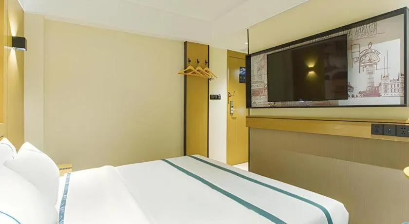 Bed in City Comfort Inn Wuzhou Sun Plaza Wanda