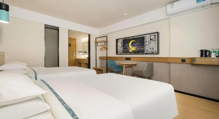 Bed in City Comfort Inn Wuzhou Sun Plaza Wanda