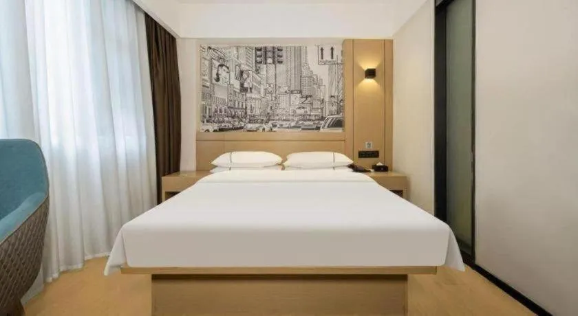 Bed in City Comfort Inn Wuzhou Sun Plaza Wanda