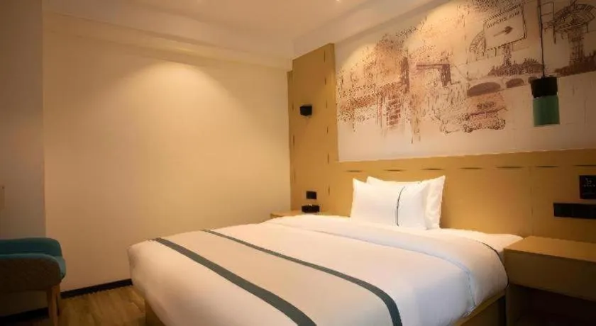 Bed in City Comfort Inn Huaihua East Station