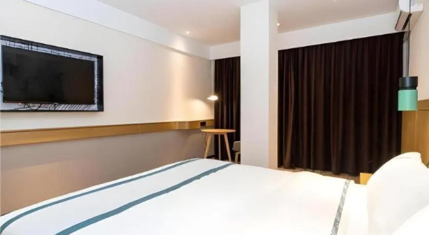 Bed in City Comfort Inn Fengshan Hongjun Road