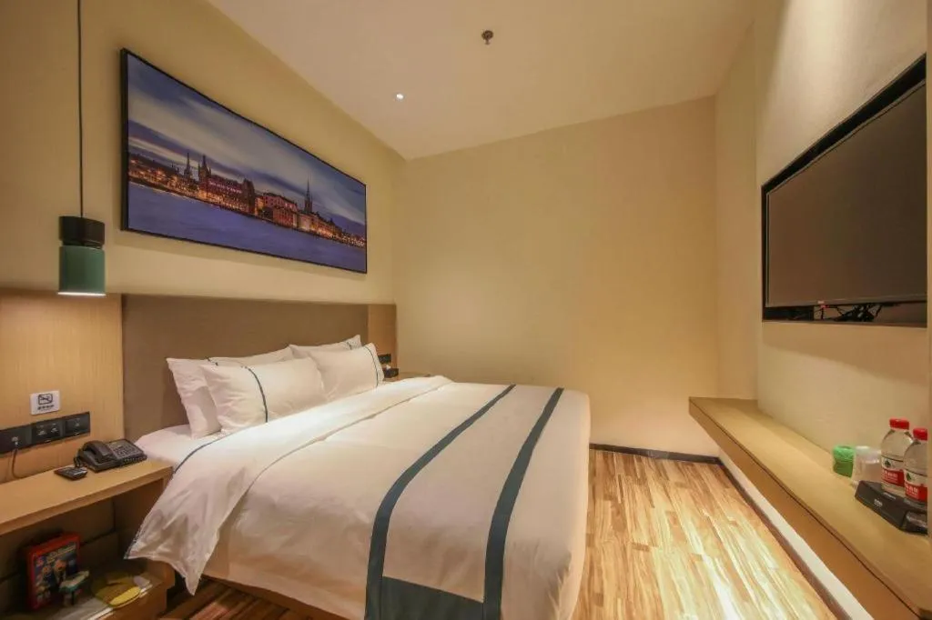 Bed in City Comfort Inn Wuhan Optics Valley Technology Exhibition Center