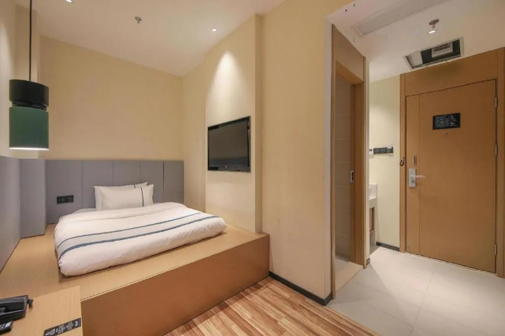 Bed in City Comfort Inn Wuhan Optics Valley Technology Exhibition Center