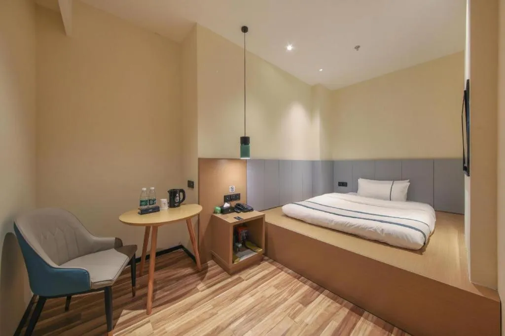 Bed in City Comfort Inn Wuhan Optics Valley Technology Exhibition Center