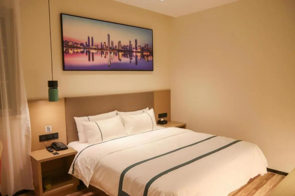 Bed in City Comfort Inn Wuhan Optics Valley Technology Exhibition Center