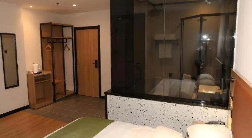 Bed in Green Tree Inn Express Inner Mongolia Ulan Qab High-Speed Railway Station