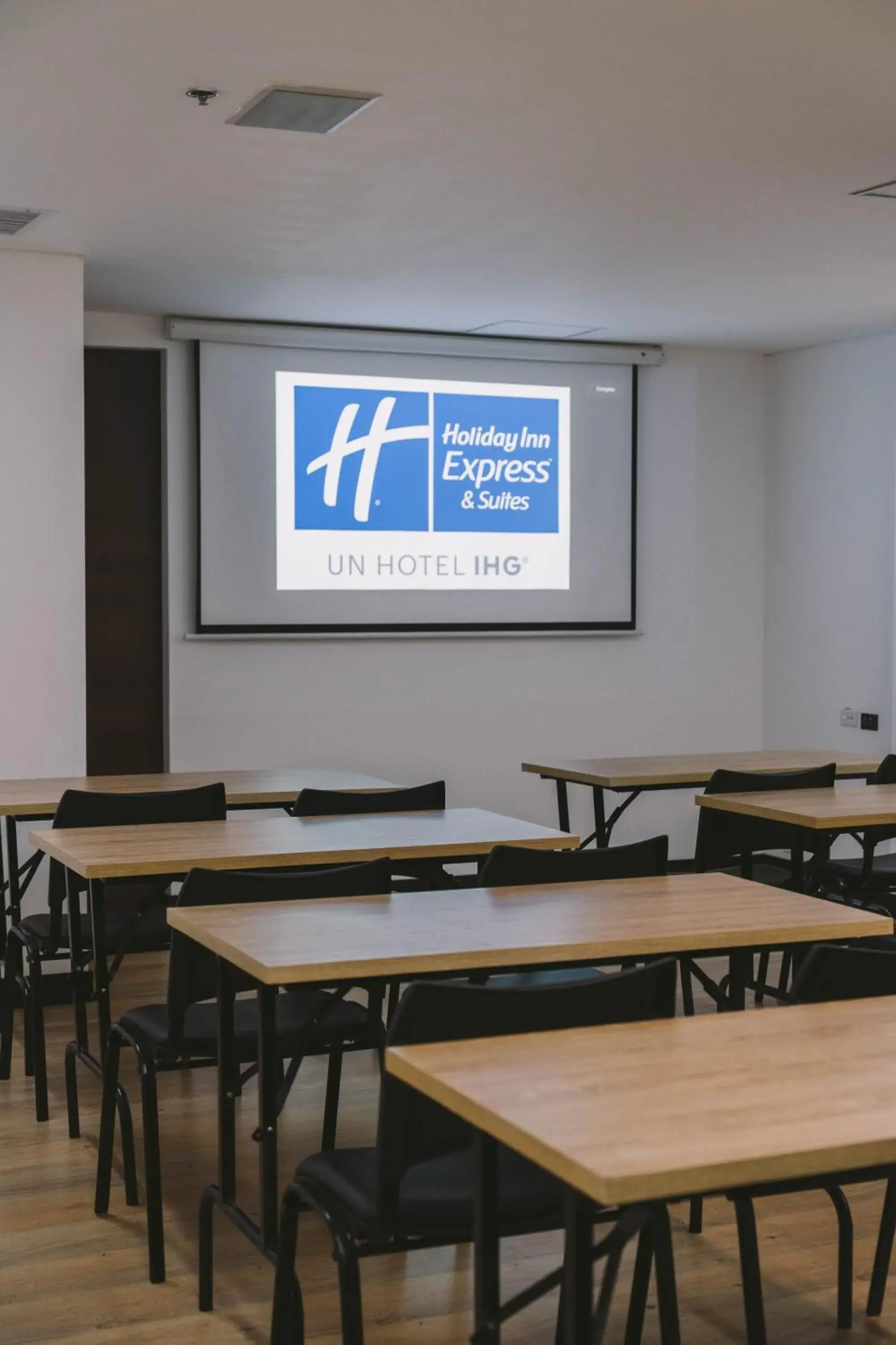 Property building in Holiday Inn Express & Suites Bogota Zona G By IHG Property building in Holiday Inn Express & Suites Bogota Zona G By IHG