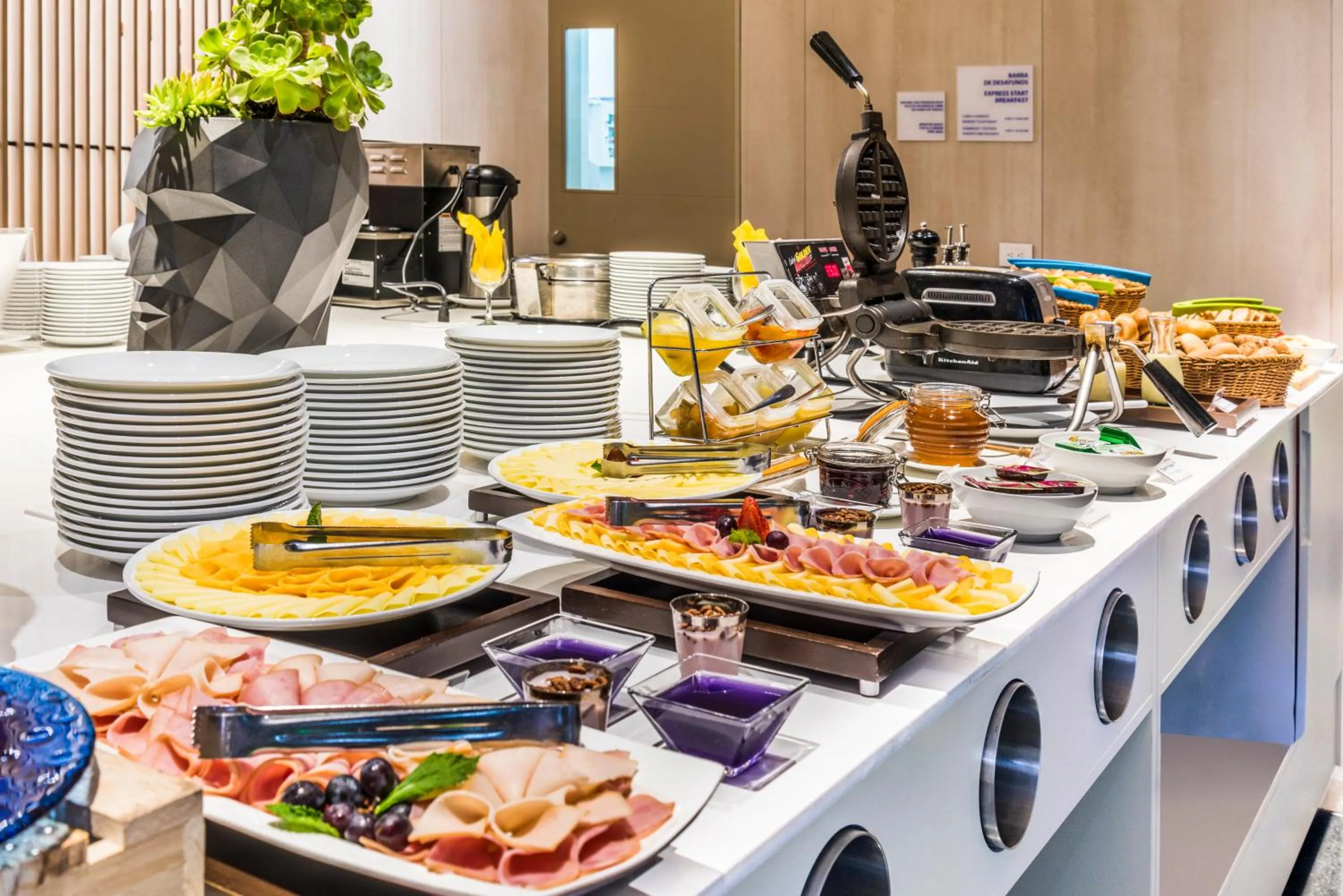 Breakfast in Holiday Inn Express & Suites Bogota Zona G By IHG