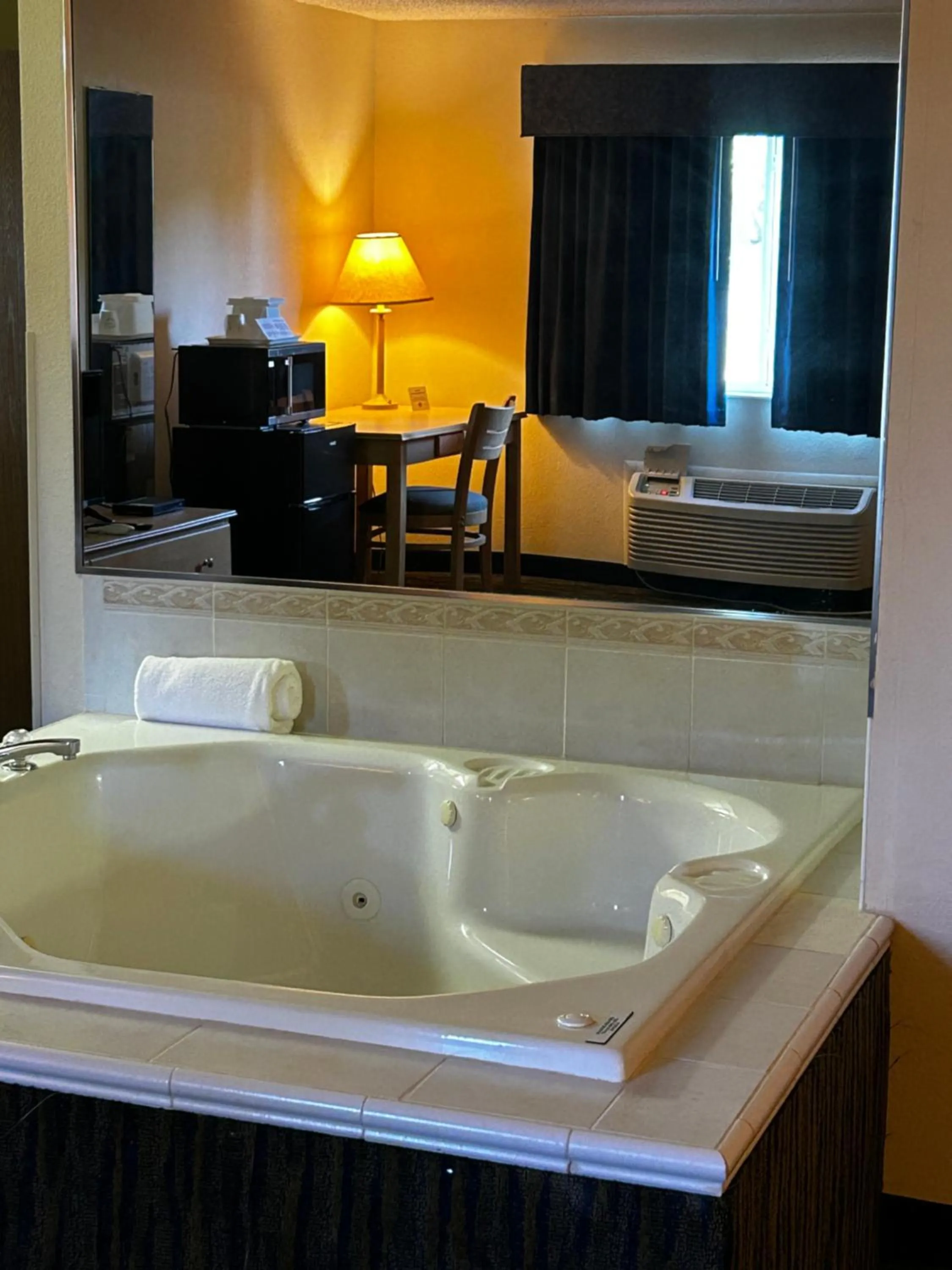 Hot Tub, Bed in Ameristay Inn & Suites