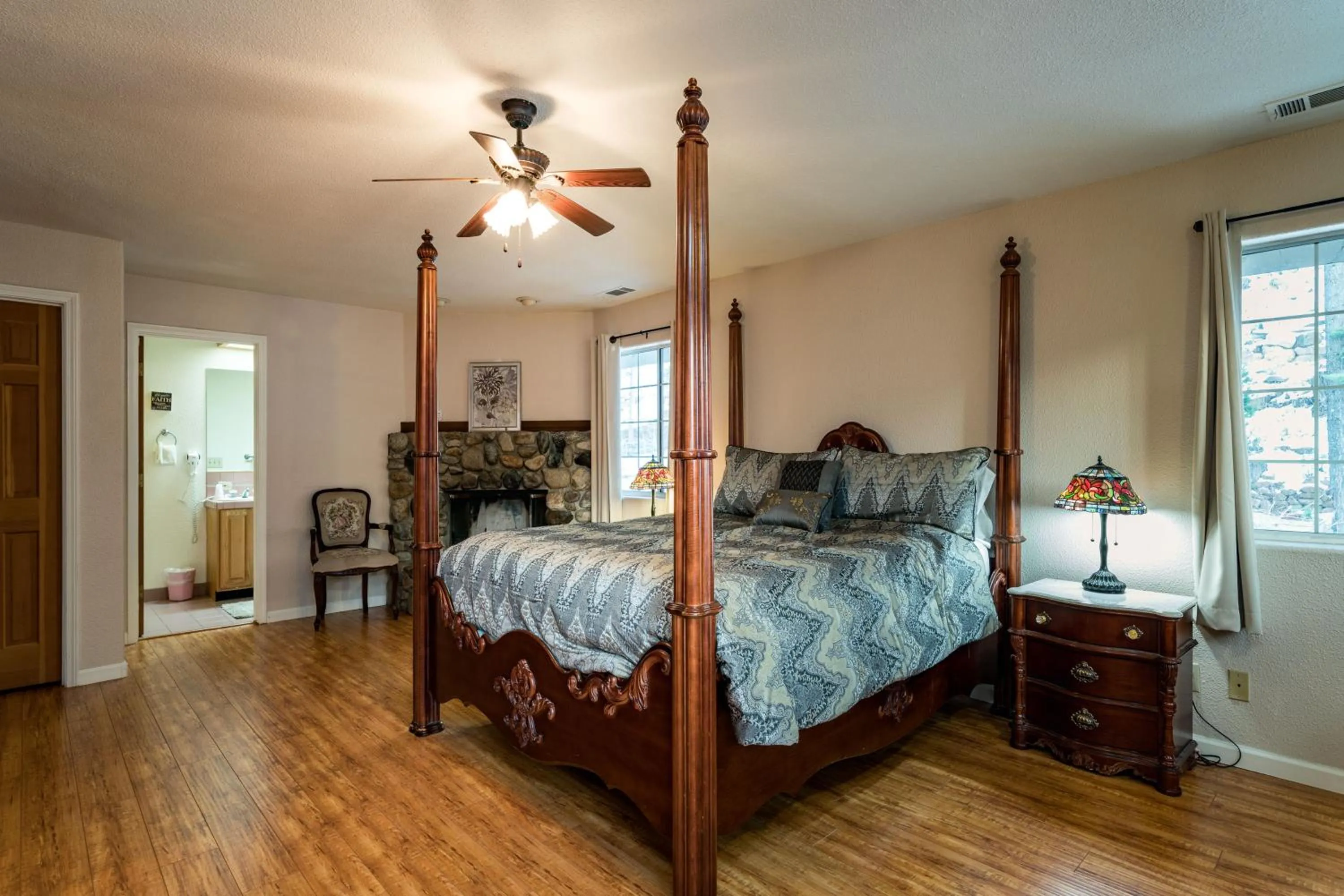 Bedroom, Bed in Inside Yosemite Winter Wonderland