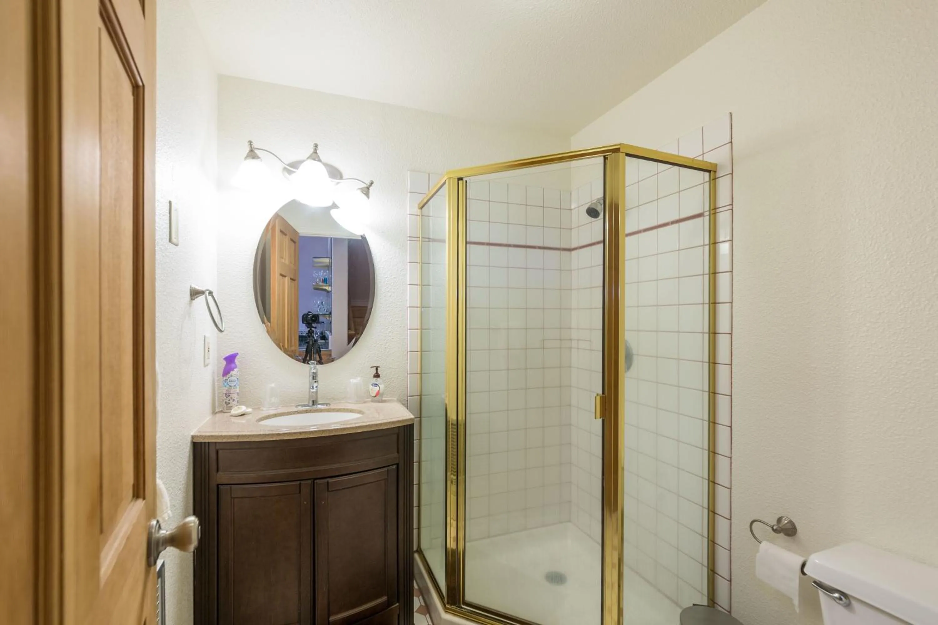 Bathroom in Inside Yosemite Winter Wonderland