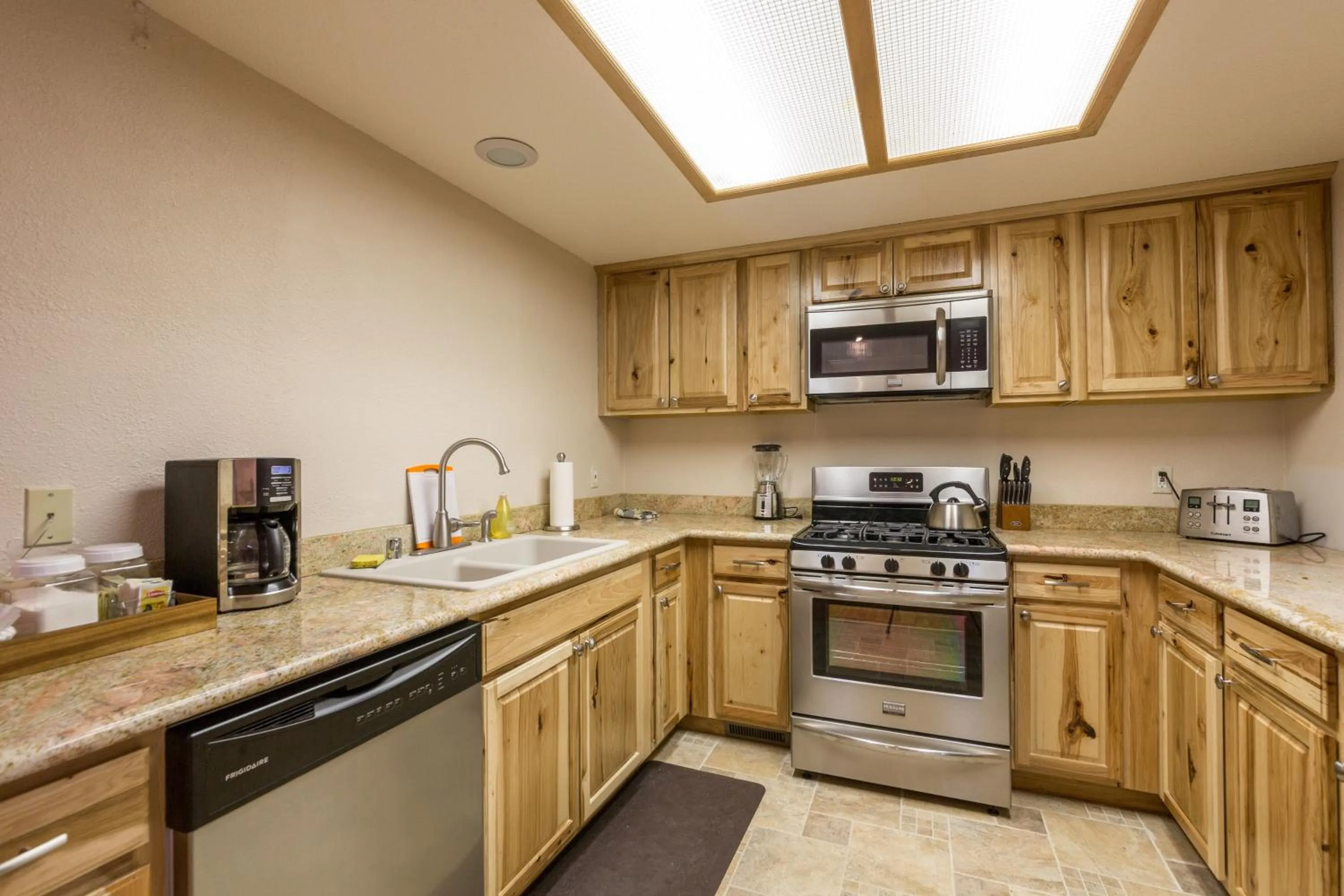 Kitchen or kitchenette in Inside Yosemite Winter Wonderland